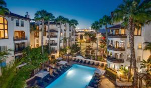 Бассейн в Modern Apartment in Trendy Area или поблизости