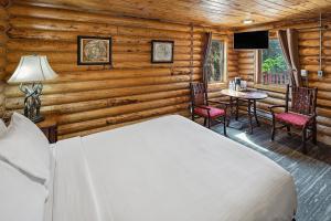 Ein Bett oder Betten in einem Zimmer der Unterkunft Denali Crow's Nest Cabins