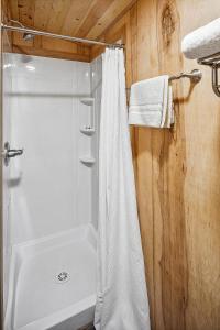 Ein Badezimmer in der Unterkunft Denali Crow's Nest Cabins