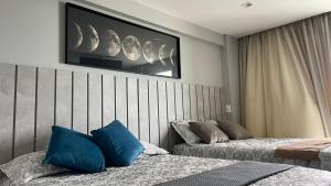 Postel nebo postele na pokoji v ubytování LUXUOSO APARTAMENTO BEIRA-MAR COM SACADA em MACEIÓ