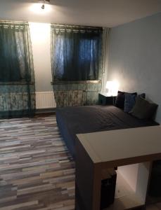 アントワープにあるArtistic appartment near downtown & railwaystationのベッドとテーブルのある寝室