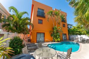 an apartment with a swimming pool and a building at Siesta Key Village, Heated Pool, Beach Access 4 min Walk, 1bdr in Siesta Key