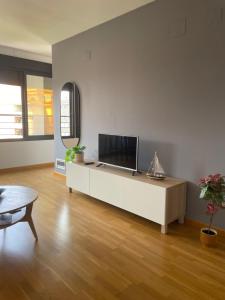Μια τηλεόραση ή/και κέντρο ψυχαγωγίας στο Apartamento Parque Real