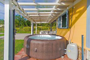 Fotografie z fotogalerie ubytování Bungalow avec jacuzzi à Cap Chevalier v destinaci Sainte-Anne