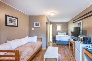TV a/nebo společenská místnost v ubytování Lone Star Motel