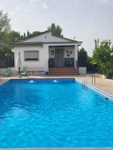 ein Swimmingpool vor einem Haus in der Unterkunft Casa rural en Padul entre Sierra Nevada y la Costa in Granada + 3 Fotos