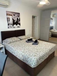 ロス・アルカサレスにある3 bed villa, large private pool 10 mins walk from beach and amenitiesの大きなベッドと2つの枕がある寝室 +49枚の写真