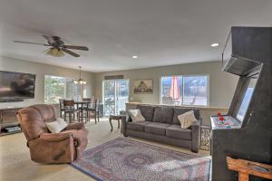 ein Wohnzimmer mit Sofa und Fernseher in der Unterkunft Lake Loon Hillside Cottage with Private Deck! in Loon Lake