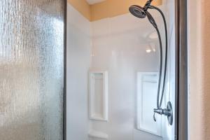 eine Dusche in einem Badezimmer mit einer Glastür in der Unterkunft Lake Loon Hillside Cottage with Private Deck! in Loon Lake + 18 Fotos