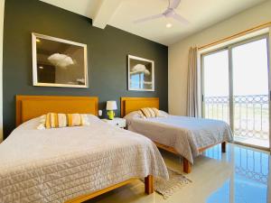 een slaapkamer met twee bedden en een raam bij Gavias Grand Cerritos in Mazatlán +29 foto's