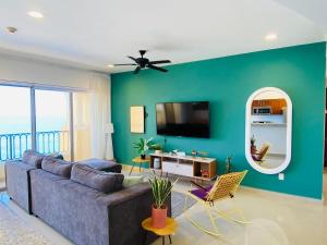 een woonkamer met een bank en een spiegel bij Gavias Grand Cerritos in Mazatlán