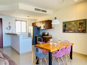 een keuken en eetkamer met een houten tafel en stoelen bij Gavias Grand Cerritos in Mazatlán