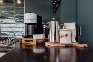 a counter top with a coffee maker and a coffeemaker at Sailor's Catch in Hokitika