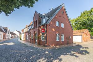 フーズムにあるDat lütte Huus - Wohnung 2の通りにある大きな赤レンガの建物