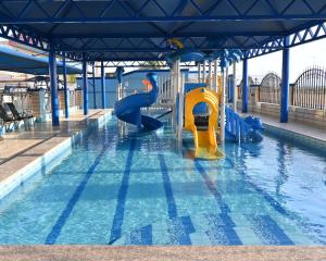 雷伊斯منتجع شاطئ العرب الرايس的一个带两个水滑梯的游泳池