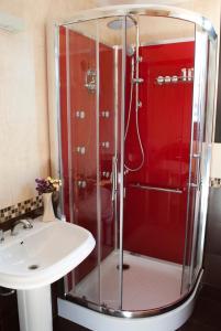 La salle de bains est pourvue d'une douche et d'un lavabo. dans l'établissement Miralejos, à Ushuaia