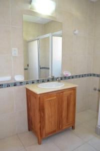 a bathroom with a sink and a mirror at Hermosa Casona en el Valle Grande de San Rafael in Valle Grande