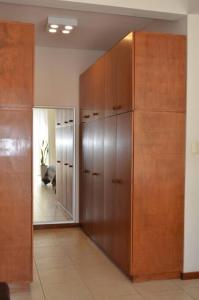 a locker room with wooden cabinets and a mirror at Hermosa Casona en el Valle Grande de San Rafael in Valle Grande