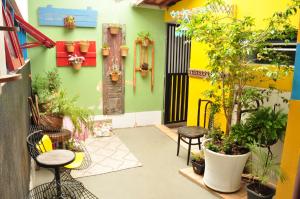 a patio with plants and a door and a building at Viela Hostel in Lençóis