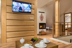 Televízia a/alebo spoločenská miestnosť v ubytovaní Smrekowa Polana Resort & Spa