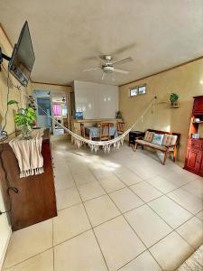 イスラ・ムヘーレスにあるCasa Aureum en Isla Mujeresの天井ファンとテーブルのあるリビングルーム
