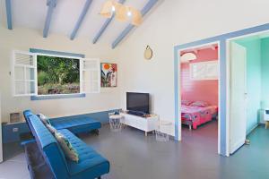 TV a/nebo společenská místnost v ubytování Bungalow avec jacuzzi à Cap Chevalier