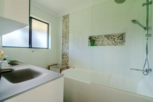 O baie la Exclusive Manor Retreat Farm Stay Pool 5BD +34 fotografii