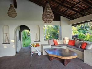 a living room with a couch and a coffee table at Villa San Juan, playa Costa Azul in Acajutla