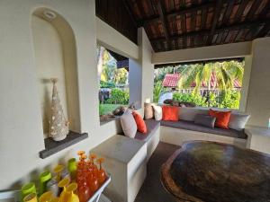 a living room with a couch and a table at Villa San Juan, playa Costa Azul in Acajutla