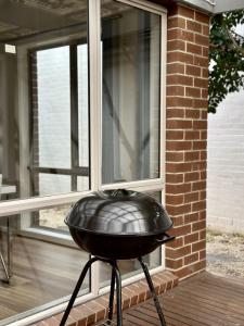 una parrilla sentada en un porche junto a una ventana en Spacious Family Home Near Melbourne CBD, en Melbourne