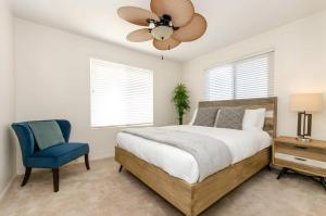 Katil atau katil-katil dalam bilik di Seaside Serenity Stunning Oceanfront Retreat