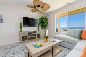 Televisyen dan/atau pusat hiburan di Seaside Serenity Stunning Oceanfront Retreat