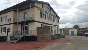 un bâtiment avec un panneau sur son côté dans l'établissement CASILINO Hotel A 24 Wittenburg, à Wittenburg