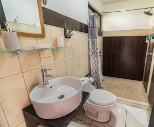 Bilik mandi di Hotel Secreto La Fortuna