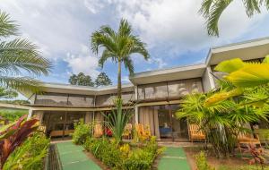 Taman di luar Hotel Secreto La Fortuna