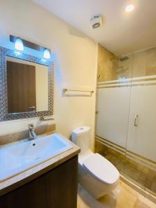 ein Badezimmer mit Toilette, Waschbecken und Dusche in der Unterkunft Torre Central 102: Malecón, Lujo y Vistas de ensueño. in Mazatlán + 15 Fotos