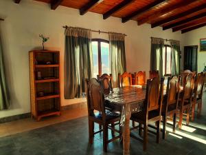 a dining room with a table and chairs at Mar de Estrellas in Cachí