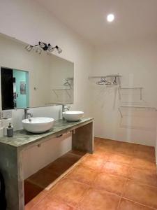 Koupelna v ubytování Tamarindo Backpackers
