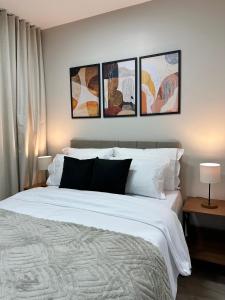 Ένα ή περισσότερα κρεβάτια σε δωμάτιο στο Studio com piscina a 1 minuto a pé do Metrô Brooklin