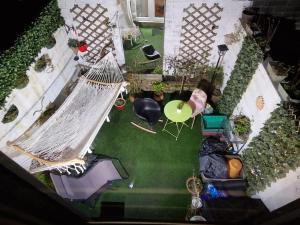 an aerial view of a garden with a net at Trinity Cottage 2 bed with mezzanine in Dublin