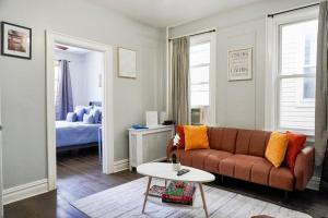 泽西市"Top Location, Cozy Stay in The Heights!"的带沙发和床的客厅