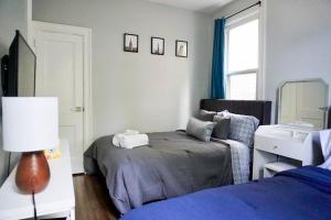 "Top Location, Cozy Stay in The Heights!"客房内的一张或多张床位