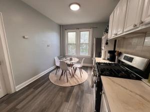 "Top Location, Cozy Stay in The Heights!"的厨房或小厨房