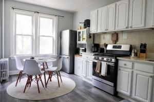 "Top Location, Cozy Stay in The Heights!"的厨房或小厨房