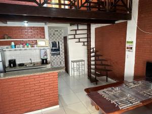 Kuchyň nebo kuchyňský kout v ubytování Casa Duplex com 2 suítes com ar condicionado ,100m da Praia - Barra de São Miguel, a 8 minutos da praia do gunga e a 3 da praia bonita! Condomínio com piscina e churrasqueira!