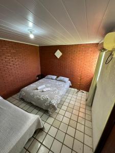 Postel nebo postele na pokoji v ubytování Casa Duplex com 2 suítes com ar condicionado ,100m da Praia - Barra de São Miguel, a 8 minutos da praia do gunga e a 3 da praia bonita! Condomínio com piscina e churrasqueira! + 18 fotografií
