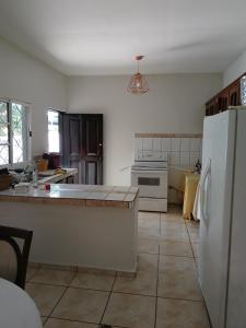 Majoituspaikan Hostal Carol keittiö tai keittotila