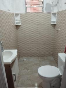 a bathroom with a toilet and a sink at Casa do Barney Enseada Guaruja in Ilha de Santo Amaro