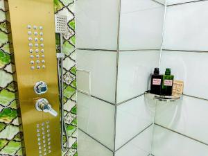 a shower stall with two bottles of wine at River 6 Hotel in Long Xuyên +10 photos