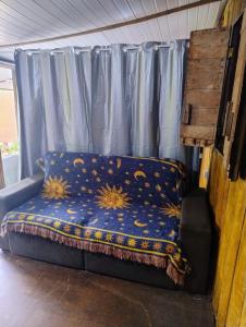 a small bed in a room with a curtain at Loft frente ao mar para 6 pessoas na Ilha do mel in Ilha do Mel